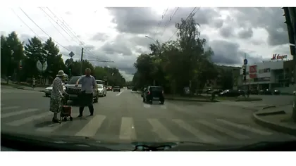 A oprit Jeep-ul în mijlocul drumului pentru a face o faptă bună. Gest EMOŢIONANT în trafic VIDEO