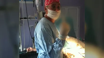 Un medic a făcut un gest obscen în timpul operaţiei FOTO