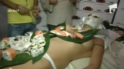 O bombă sexy s-a dezbrăcat, s-a acoperit cu sushi şi a invitat bărbaţii să deguste