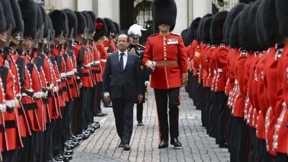 Hollande, ridiculizat de francezi pentru că arăta ca un pitic între gărzile regale britanice