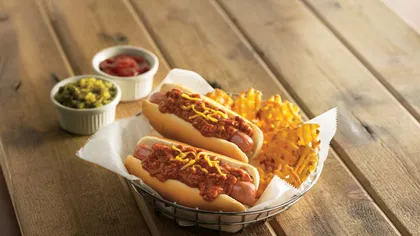 Ce conţine de fapt un hot dog? Lista care te-ar putea determina să nu-l mai mănânci