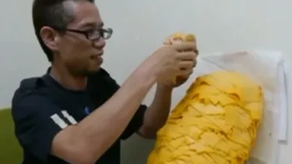 Un japonez a încercat să mănânce un sandviş cu 1.000 de felii de brânză VIDEO