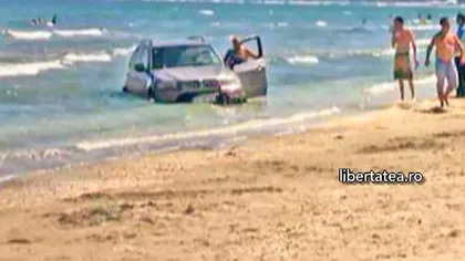 Un şmecher a confundat BMW-ul cu barca şi a rămas blocat în nisip