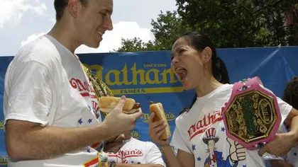 Concursul de înfulecat hot-dogs din America a fost câştigat tot de 