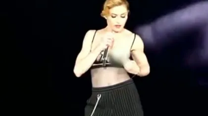 Madonna şi-a arătat sânul în timpul unui concert din Franţa VIDEO