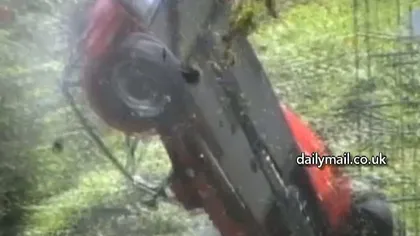 O maşină s-a dat peste cap de mai multe ori pe panta unui deal, şoferul supravieţuind VIDEO