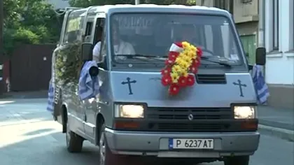 PROTEST INEDIT: Maşină mortuară în faţa sediului de campanie al lui Traian Băsescu VIDEO