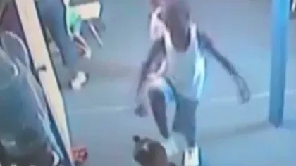 Copil de nouă ani, filmat la creşă în timp ce bate cu bestialitate o fetiţă de trei ani VIDEO