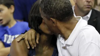 Sărut prezidenţial. Barack Obama a sărutat-o pe Michelle în faţa a mii de oameni VIDEO