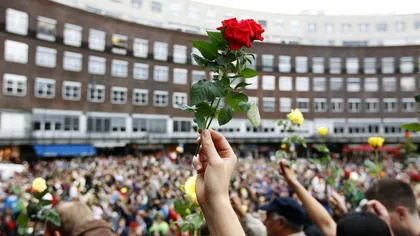 Norvegia comemorează un an de la masacrul din Oslo şi Utoya, în care au pierit 77 de oameni VIDEO