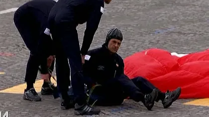 Incident la parada de ziua Franţei: Un paraşutist s-a rănit VIDEO
