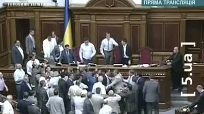 Protestele din Ucraina degenerează în Parlament. Îmbrânceli între politicieni VIDEO