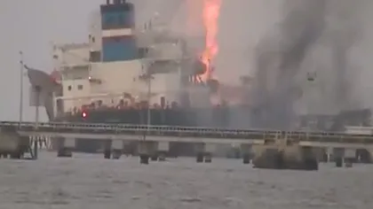 Un petrolier malaysian a explodat din cauza unui fulger. Un mort şi patru dispăruţi VIDEO