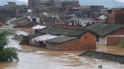 Inundaţii catastrofale în China, unde 270.000 de persoane au rămas fără curent şi apă