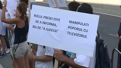 Protest în faţa postului de televiziune Antena 3 VIDEO