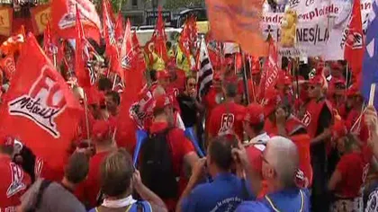 Protest la Peugeot-Citroen. Angajaţii, nemulţumiţi de concedierile în masă VIDEO