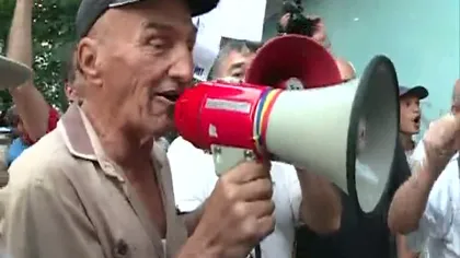 Protest împotriva lui Traian Băsescu, în faţa sediului GDS VIDEO