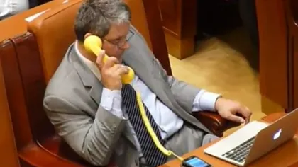 Parlamentarii români, la modă cu gadgeturile: Un receptor galben, vedeta zilei FOTO