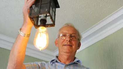 Britanicul Roger Dyball are 74 de ani şi un bec de 100 de ani, ce arde încă
