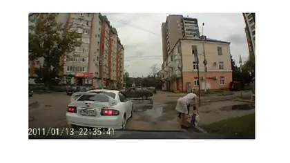 GESTUL BIZAR făcut de o femeie, după ce a traversat strada VIDEO