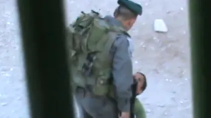Poliţist israelian, filmat în timp ce maltrata un copil palestinian VIDEO