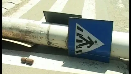 Un stâlp de electricitate a căzut peste două maşini, în Prahova VIDEO