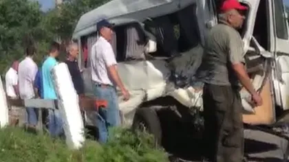 Un microbuz a fost lovit de tren. Patru pasageri din maşină au fost răniţi VIDEO