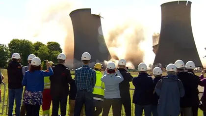 Britanicii s-au strâns ca la spectacol să vadă implozia turnurilor unei termocentrale VIDEO