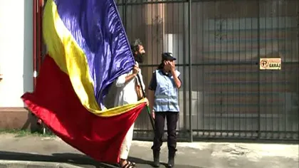 Protestatar reţinut de jandarmi la sediul de campanie al lui Băsescu VIDEO