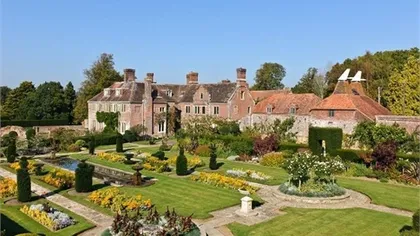 O vilă demnă de un rege: Casa în stil Tudor care costă o avere FOTO