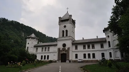 Pelerinaj cu mici şi lăutari la mânăstirea Tismana VIDEO