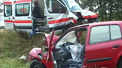 Accident pe DN13. O ambulanţă a fost lovită frontal de o şoferiţă adormită