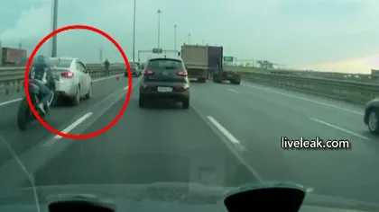 Accident teribil pe o autostradă din Rusia: Motociclist aruncat în aer VIDEO