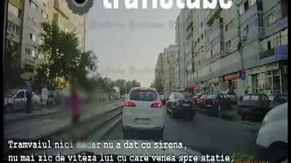 SCENE DE GROAZĂ în Capitală: O tânără a fost lovită de tramvai şi prinsă sub roţile acestuia