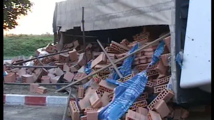 Tir cu cărămidă, răsturnat la Târgu Jiu VIDEO