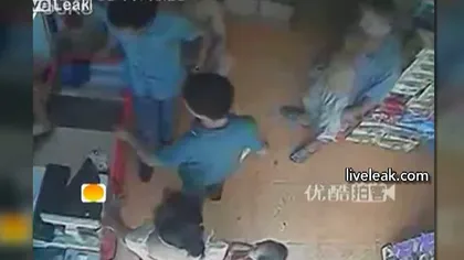 Fetiţă de 3 ani lovită în plin de o maşină, într-un magazin din China VIDEO
