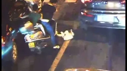A scăpat ca prin minune: O fetiţă a fost la un pas de a fi strivită de o maşină VIDEO