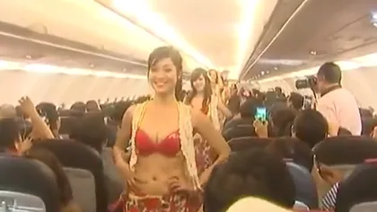 Dansuri hawaiene, în avion: Fete îmbrăcate sumar au delectat pasagerii VIDEO
