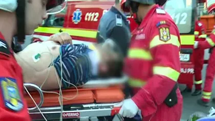 A sărit dintr-o maşină aflată în mers şi este în stare gravă la spital