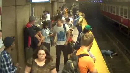 Imagini şocante: O femeie care-şi ţinea copilul în braţe a căzut pe şinele de la metrou VIDEO