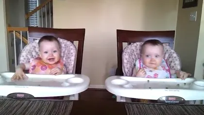 Doi bebeluşi simpatici dansează pe muzica tatălui lor VIDEO