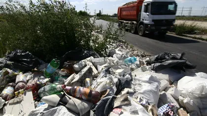 Grămezi de gunoi stau neridicate în sectorul 6 al Capitalei