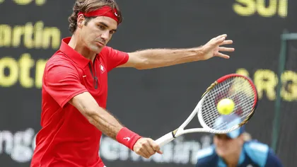 O rachetă a lui Federer, cu autograf, a fost vândută la licitaţie. Vezi cu cât