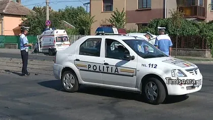 Accident grav în Timişoara. O ambulanţă a fost lovită de o maşină şi aruncată într-un stâlp VIDEO