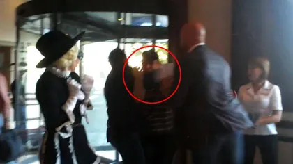Lady Gaga, la Bucureşti. Un fan care vroia autograf, pus la pământ de bodyguarzi VIDEO