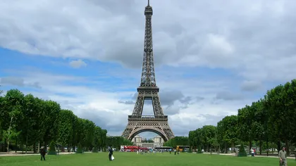 Turnul Eiffel, închis două ore, din cauza unui bărbat care ameninţa că se aruncă în gol