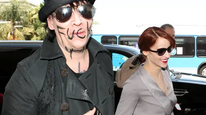 Marilyn Manson şi-a scris pe faţă un mesaj pentru paparazii FOTO
