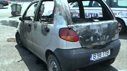 O maşină a ars lângă Guvern. Traficul a fost restricţionat VIDEO
