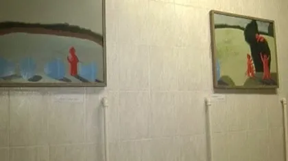 Muzeul din toaletă: Expoziţie de pictură, organizată la WC VIDEO