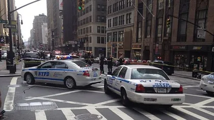 Cu cuţitul prin Times Square: Un nebun care ameninţa trecătorii a fost împuşcat de poliţişti VIDEO